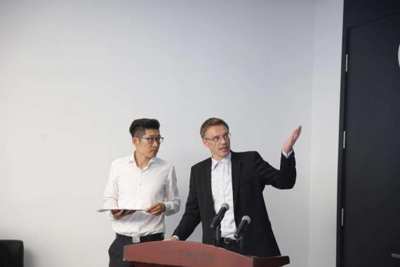 bei an de xian sheng he jiang yi zhou xian sheng jie shao ou bo mai ya ji tuan